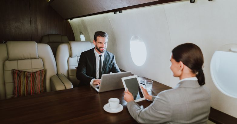 Un propriétaire d'une compagnie de jets privés vérifie sa base de données clients car elle s'est étoffée au cours du dernier mois.