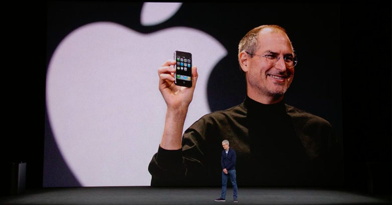 Steve Jobs mostra iPhone come creazione di una dichiarazione di posizionamento del marchio vincente