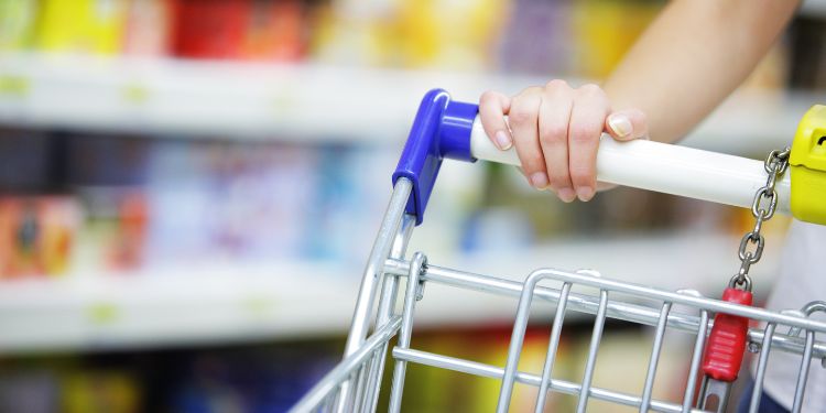 mujer empujando el carrito mientras hace compras misteriosas