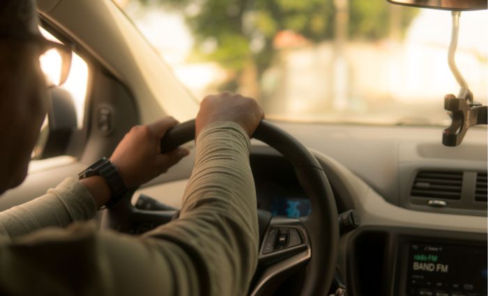 cineva care conduce o mașină ca șofer cu rideshare