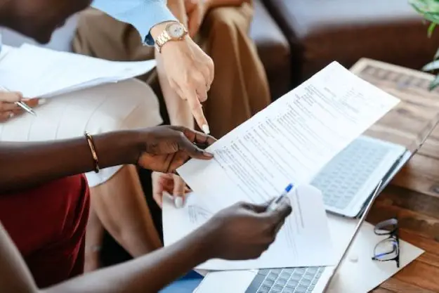 Los empresarios están discutiendo algunos documentos.