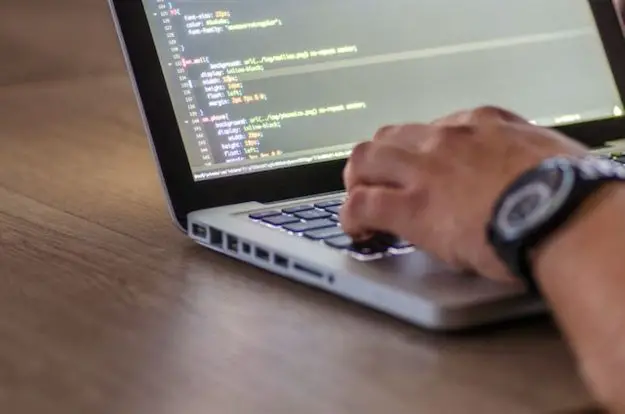 Una persona está trabajando en una computadora portátil.