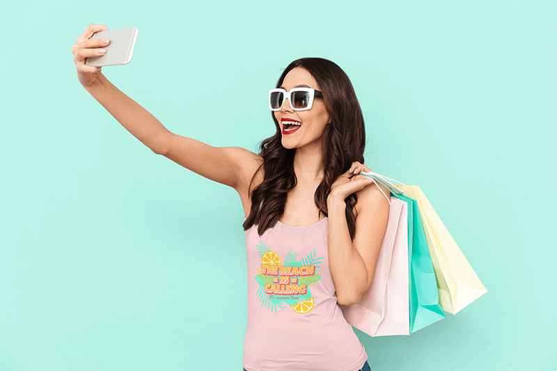 Tanktop-Modell einer Frau, die beim Einkaufen ein Selfie macht