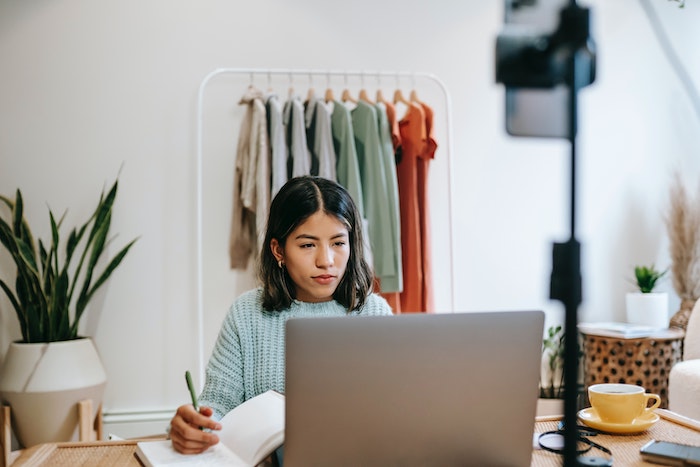 Frau, die vor dem Computer sitzt und an ihrem Geschäft arbeitet