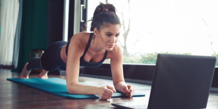 entrenador de fitness filmando un curso