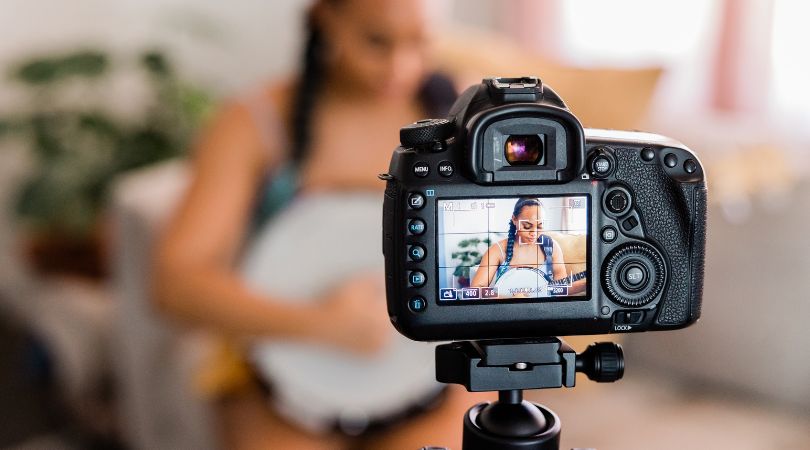 Mujer grabándose a sí misma para un video de YouTube