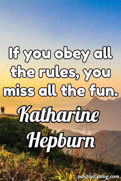 Frase: “Si obedeces todas las reglas, te pierdes toda la diversión”. - Katherine Hepburn