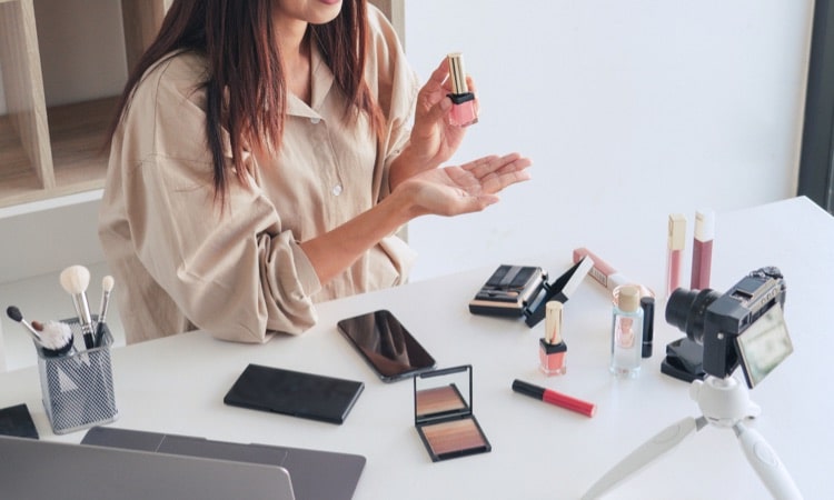 blogueuse tournant une vidéo présentant des produits de beauté