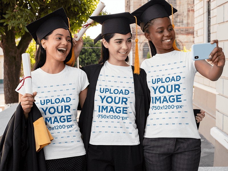 Maqueta de camiseta de graduación con 3 amigos el día de la graduación