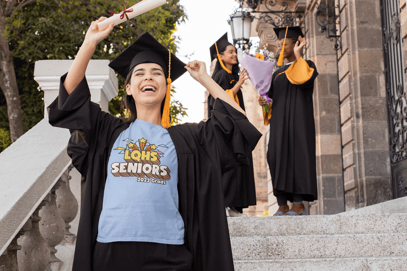 T Shirt Mockup Di Una Donna Che Celebra La Sua Laurea