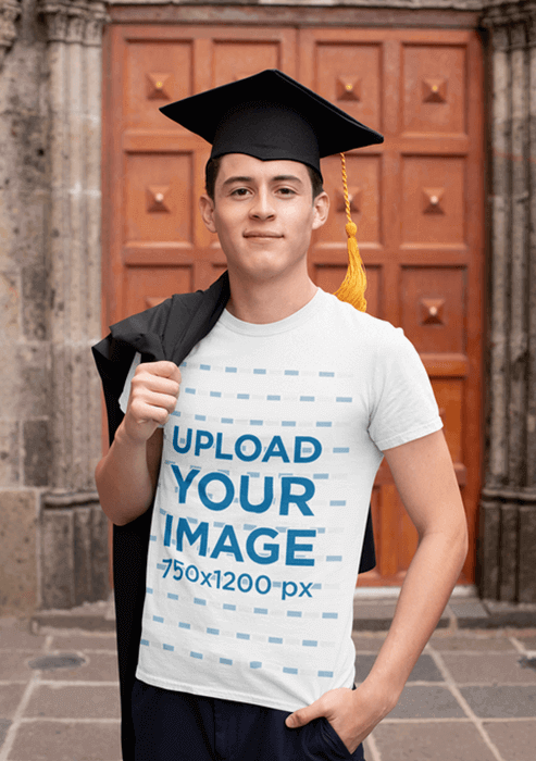 Modelo de camiseta de formatura de um cara posando em seu boné