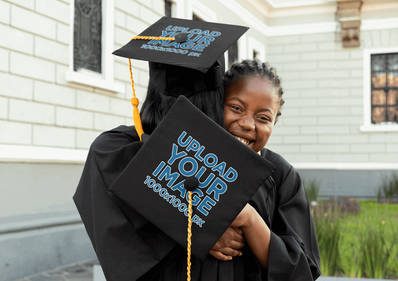 Mockup Topi Wisuda Menampilkan 2 Teman Berpelukan