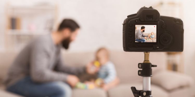 papà blogging con una videocamera