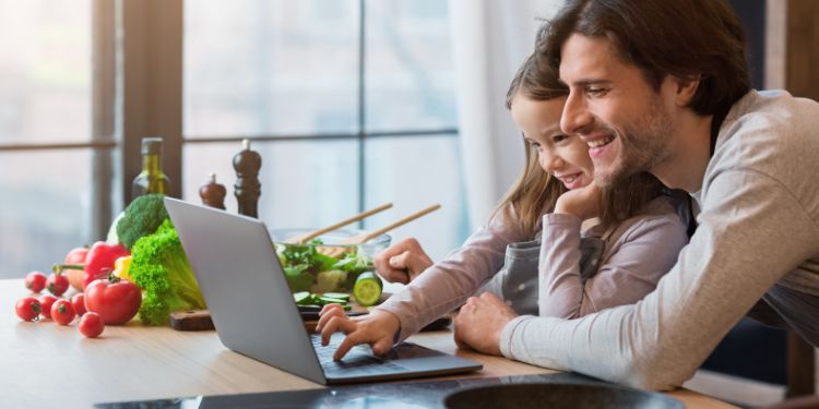 お父さんと子供がコンピューター上で