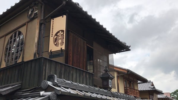 Kyoto Japonya için Starbucks logo değişikliği