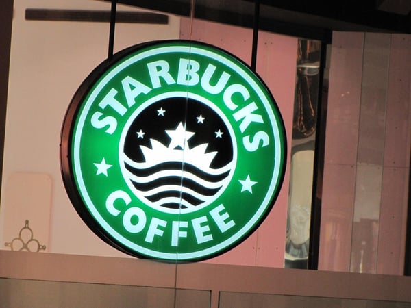 Modifica del logo di Starbucks per localizzare il prodotto