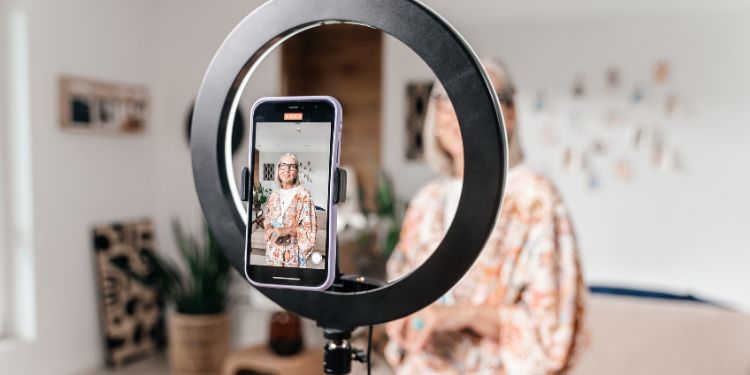 influencer di media sosial dengan ring light