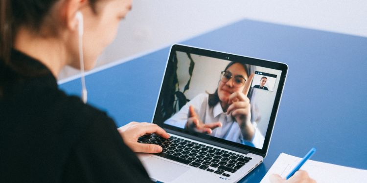 mulher em uma videochamada com um cliente