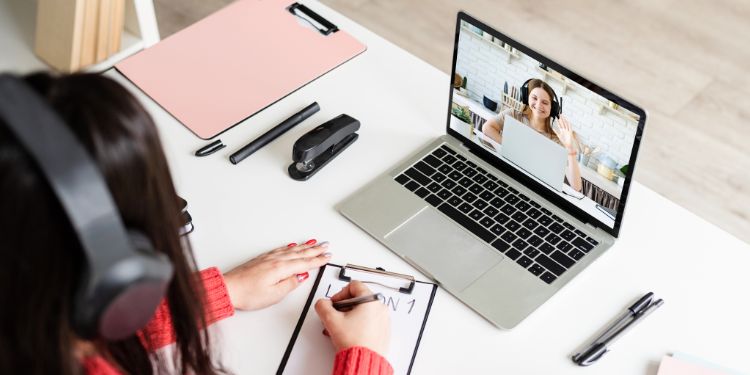 estudiante de tutoría de mujer en línea