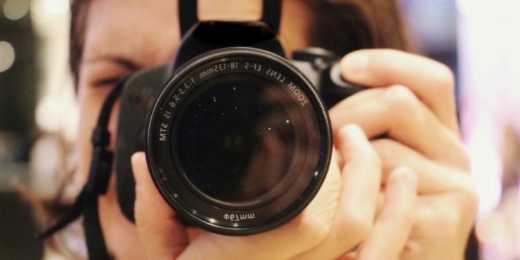 mujer tomando una foto detrás de la cámara