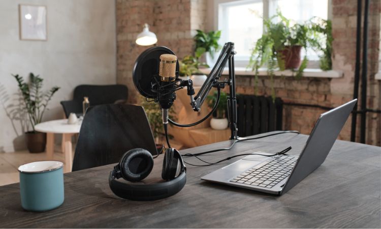 equipamento de podcasting em uma mesa