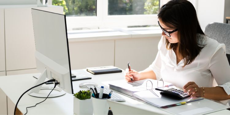 mulher em uma mesa trabalhando como contadora