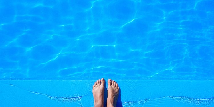 piedi in una piscina