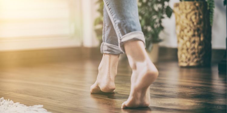 mujer caminando en casa