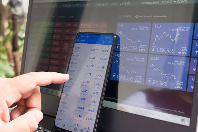 Analisi fondamentale per il trading di CFD sul Forex: fattori chiave da considerare