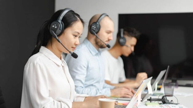 Call-Center-Kommunikation-Konversation-Kundenbetreuung-Service-Support-Arbeitsbüro