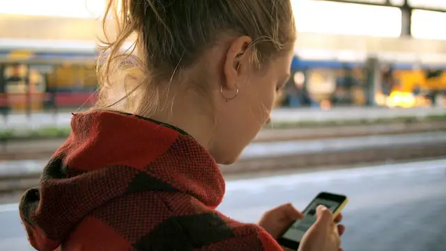 如何在 iPhone 消息上查看某人的位置