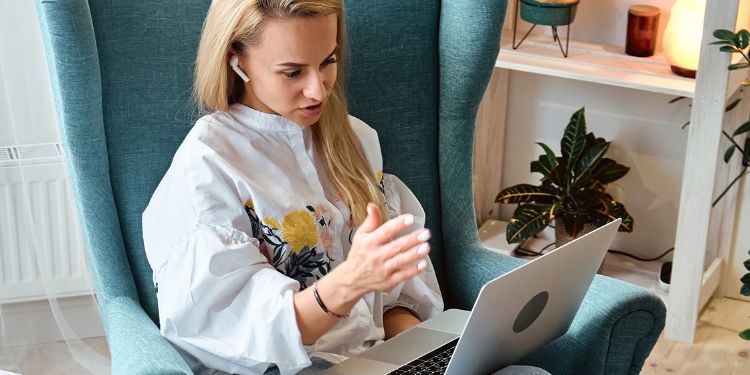 mujer haciendo coaching en línea en su computadora en casa