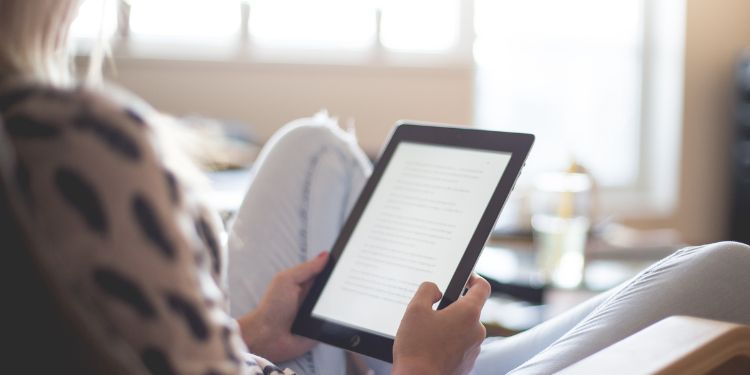 mulher lendo um e-book