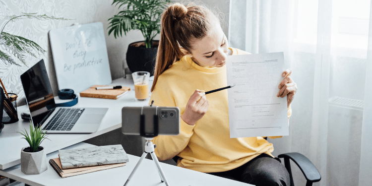 femme se filmant en train d'enseigner comme une bousculade