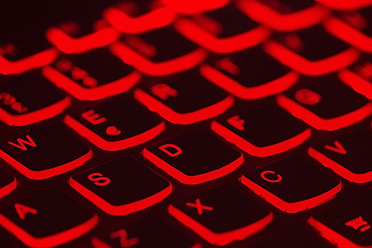 klawiatura-laptop-czerwona-kopiowanie-hakowanie-danych-cyberbezpieczeństwa