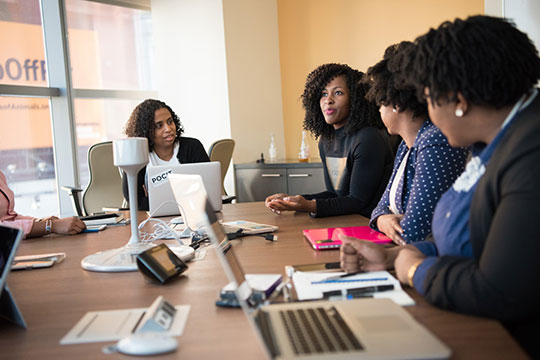 bureau-entreprise-conseil-réunion-équipe-travail-discussion