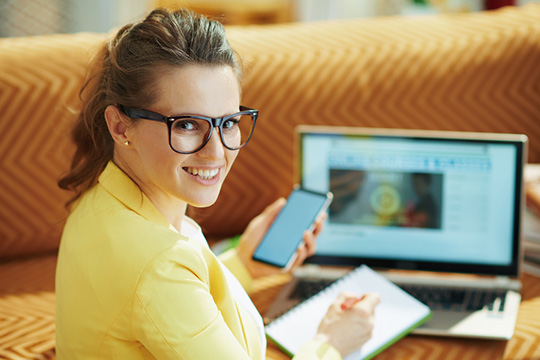 femme-travail-maison-portable-blogueur