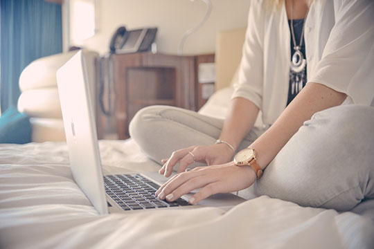 apple-blog-naviguer-internet-ordinateur portable-type macbook-écriture-travail