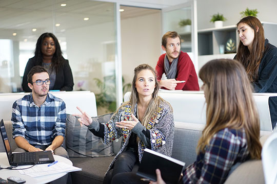 travail-équipe-réunion-d'affaires-bureau-conférence-plan-employé