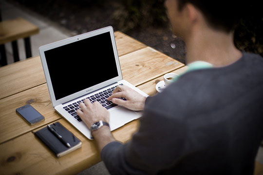 блог-ноутбук-apple-macbook-air-work-desk-website-office