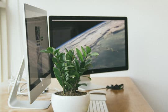 lieu-de-bureau-ordinateur-bureau-mac-entreprise