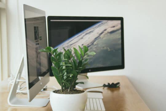 Apple-стол-imac-мониторы-рабочий-офис