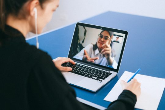 online-learning-edukacja-czat-wideo-konferencja-spotkanie