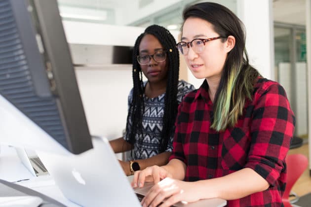 équipe-de-travail-bureau-bureau-technologie-d'entreprise-développement-de-logiciels-options-de-carrière