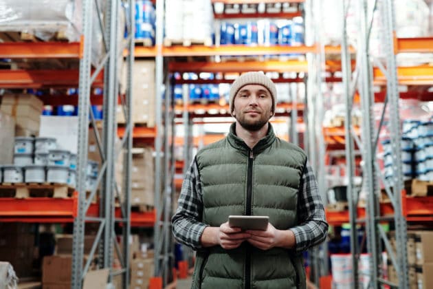 système-de-gestion-d'entrepôt-WMS-tablette-numérique-employé-logistique-entrepôt-salle-technologie-travailleur