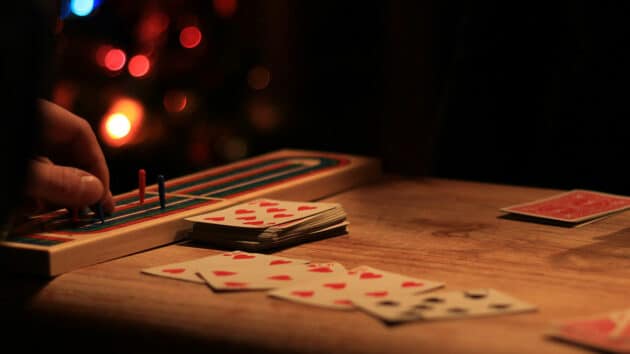 Cribbage 经典棋盘纸牌游戏