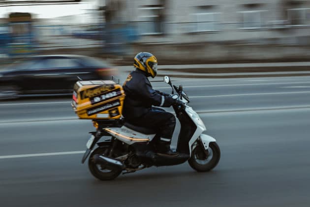 Bewegungsunschärfe-pünktliche-Lieferung-Fahrzeug-Transport-Motorrad-Roller