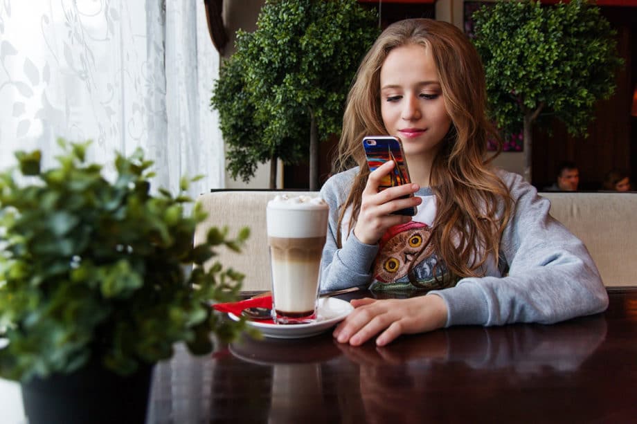 fille-ado-smartphone-chat-mobile