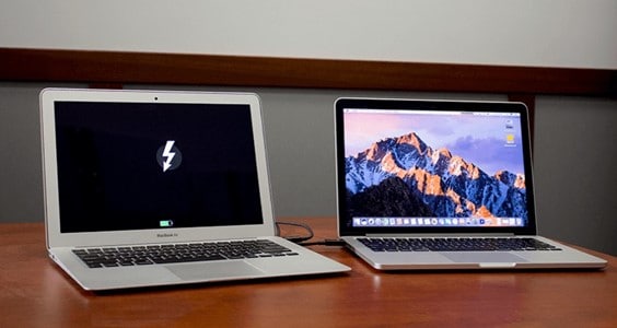 dwa-macbooki-połączone-kablem-thunderbolt