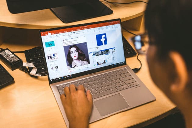 laptop-komputer-biurko-powerpoint-facebook-biuro-marketing